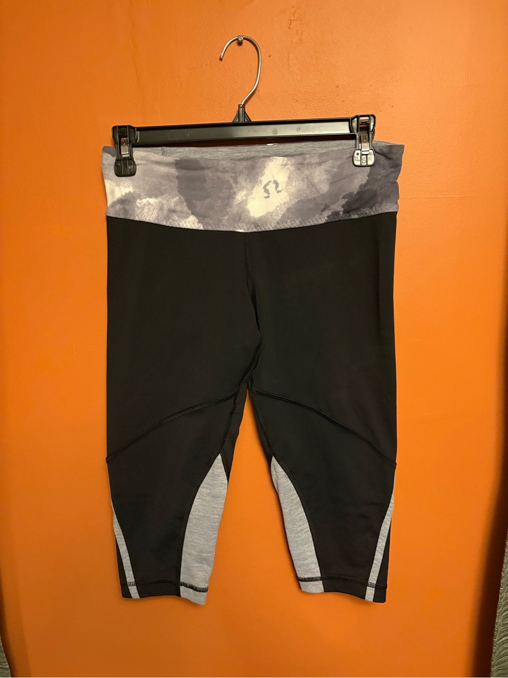 lululemon athletica women’s Black and Gray Athletic Capris